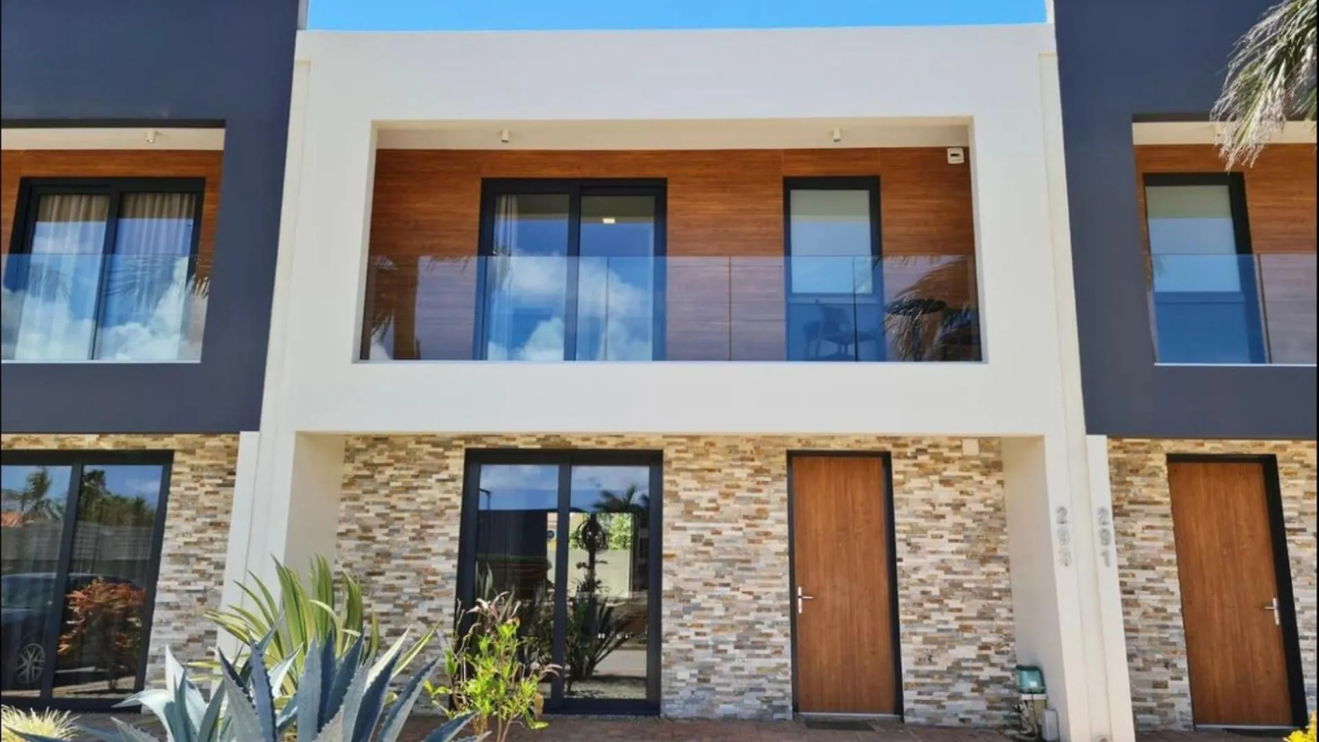 Exclusive New Luxury Townhouse With Pool In Palm Beach
