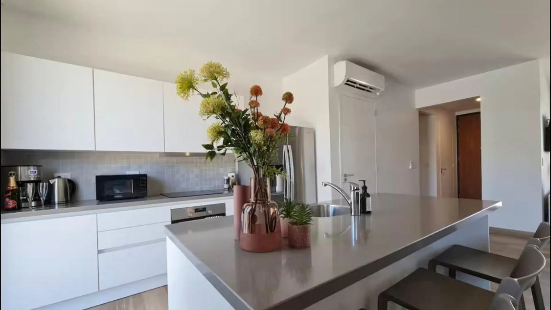 Exclusive New Luxury Townhouse With Pool In Palm Beach