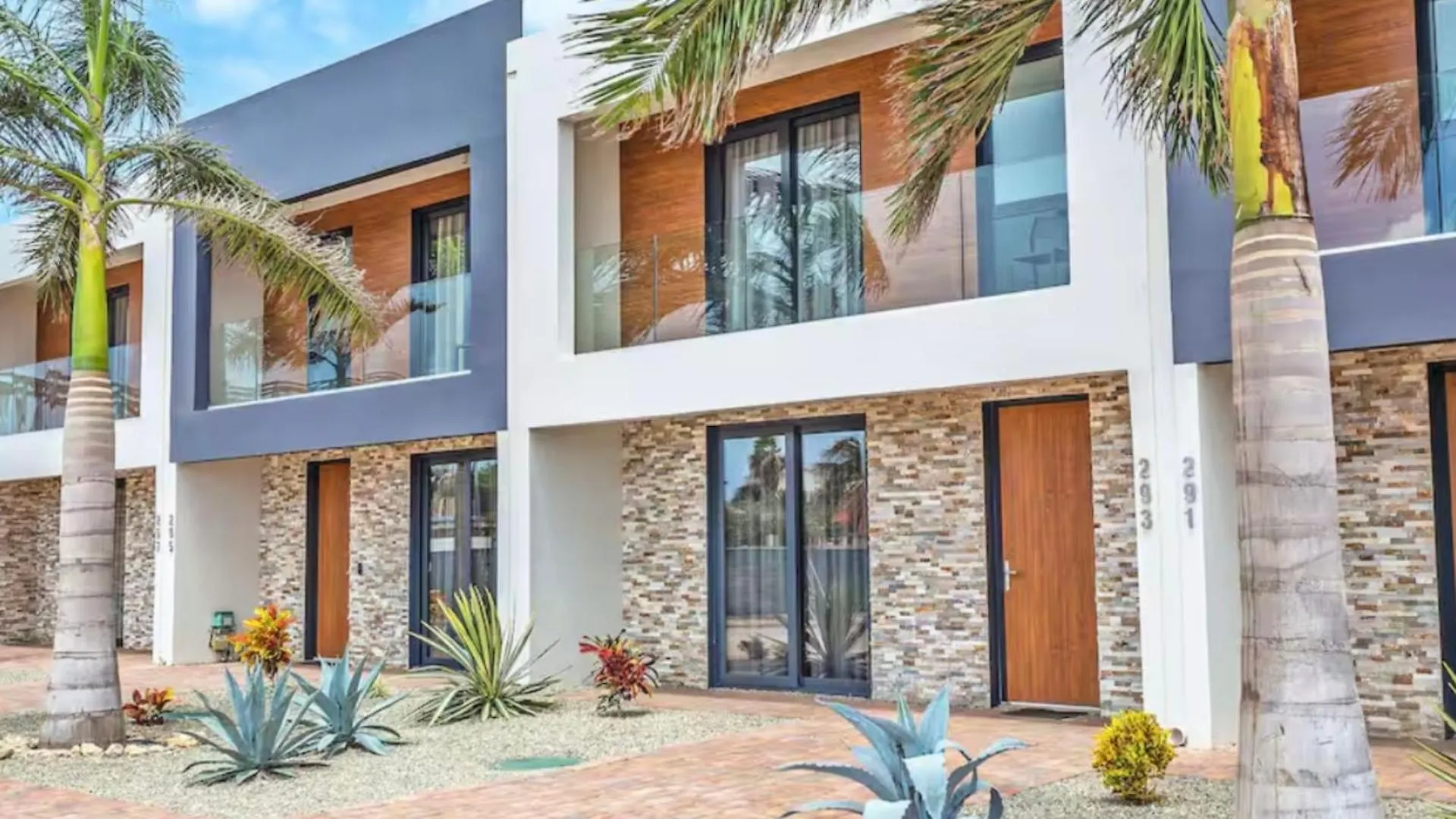 Exclusive New Luxury Townhouse With Pool In Palm Beach